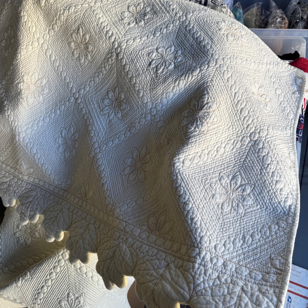 Vintage Cream Quilted Bed Sheets fa Runner Floral Scalloped Trapunto 2pc Set - Picture 10 of 13